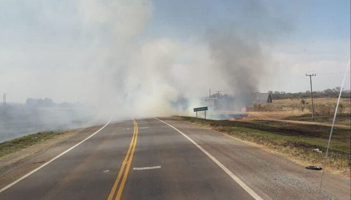 Incendio en la ruta 9 en Salta (Foto tomada de El Tribuno)