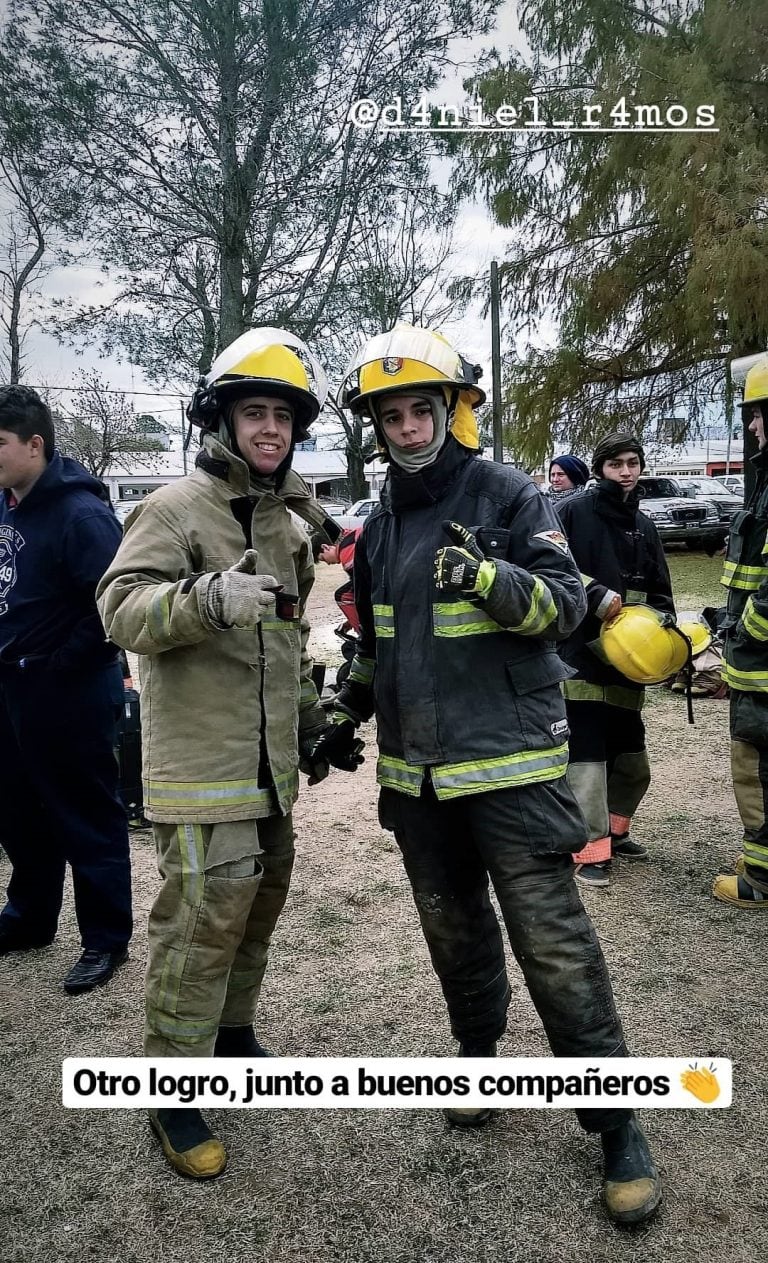 El muchacho (derecha) fue la única víctima fatal confirmada tras el siniestro vial. (@briangallucci)