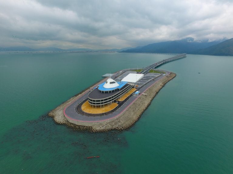 Con un coste de 20.000 millones de dólares, la obra se convierte en el puente más largo del mundo sobre el mar. Crédito: EFE/ Str.