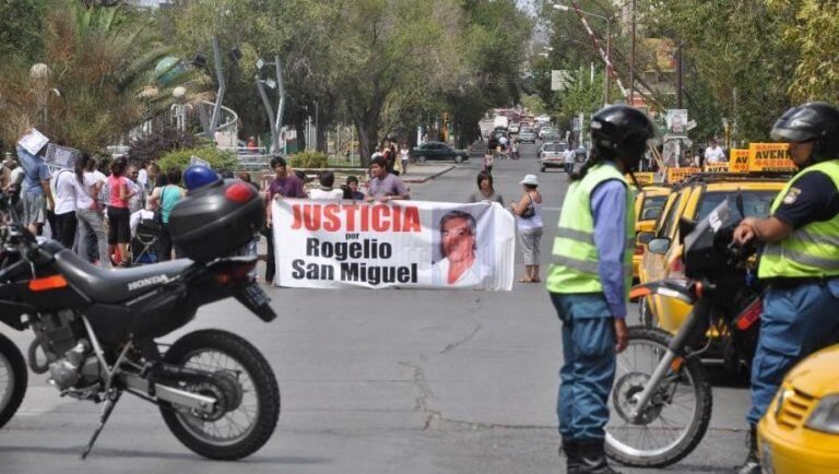 Taxistas neuquinos marchan para exigir justicia por Rogelio San Miguel.