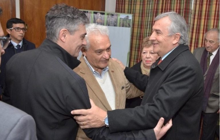 Luis Budeguer y Juan Arturo Borkosky, en el saludo con el gobernador Morales.