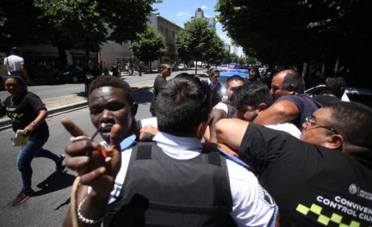 Tras el enfrentamiento con la policía, los manteros marchan en La Plata