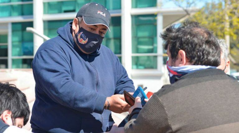 Los teléfonos de los medios presentes grababan las demandas (Vía Santa Rosa)