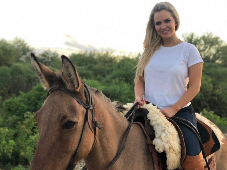 La modelo y conductora formoseña recorrió a caballo y en botes el maravilloso lugar