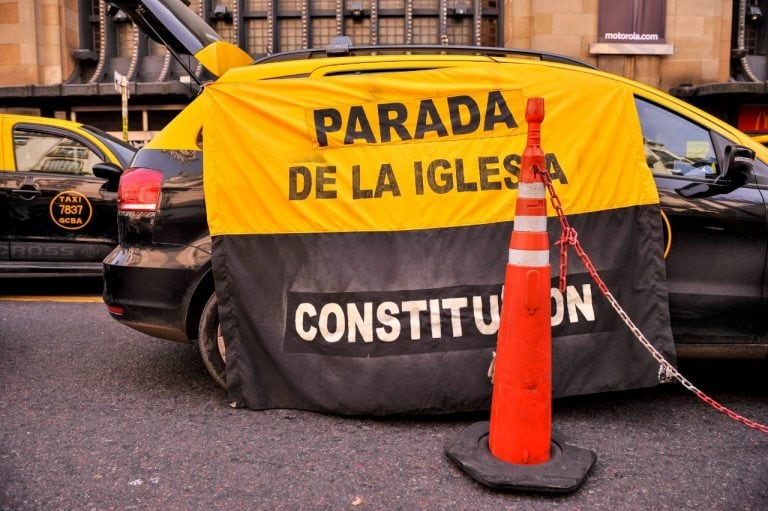 Cientos de taxistas realizaron tres cortes simultáneos en rechazo a Uber. Maxi Failla