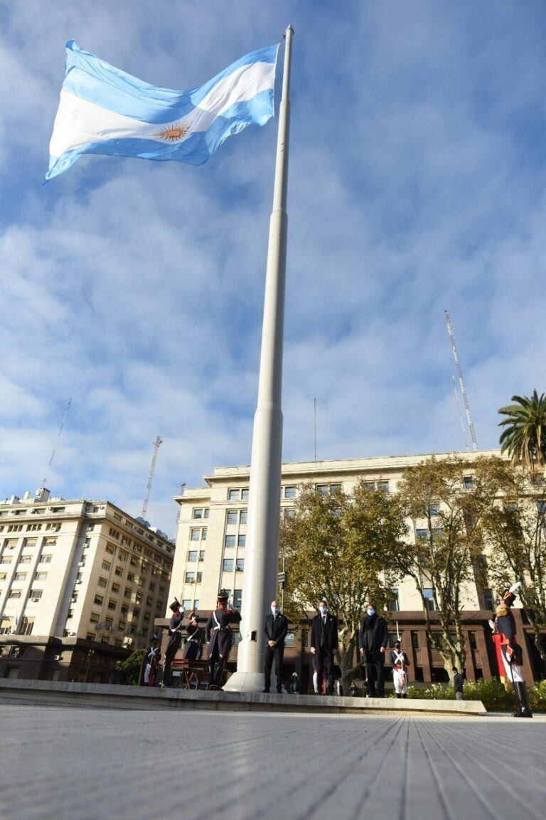 El jefe de Gobierno porteño, Horacio Rodríguez Larreta, participó esta mañana del acto de izamiento de la bandera que se realizó en Plaza de Mayo para conmemorar el Día de la Patria. Lo acompañaron el vicejefe de Gobierno, Diego Santilli, y el secretario general y de Relaciones Internacionales, Fernando Straface. (Fotos: Walter Carrera/GCBA)