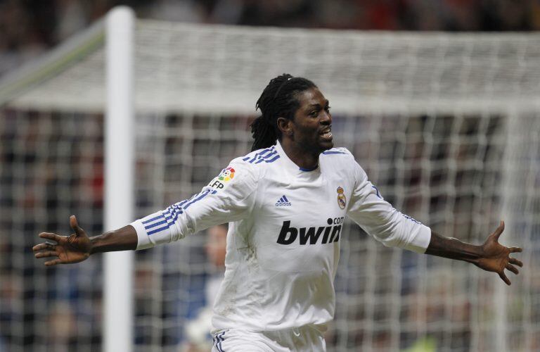 Emmanuel Adebayor, festejando un gol con la camiseta del Real Madrid. (REUTERS)