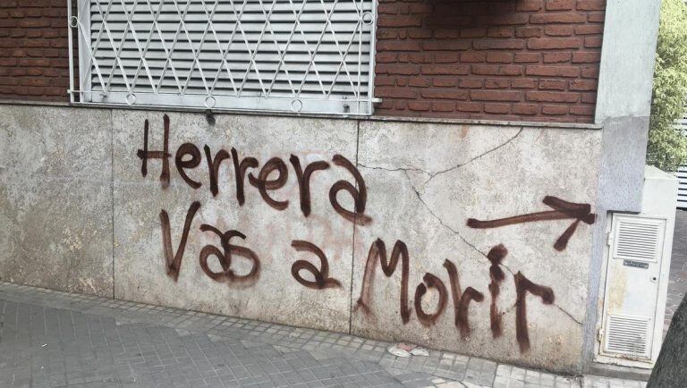 La pintada apareció en una pared lindera al edificio donde vive Germán Herrera en calle Tucumán al 1900. (Twitter)