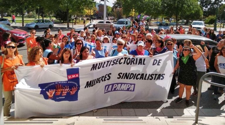 Las mujeres se concentraron frente a la Plaza San Martín (Vía Santa Rosa)