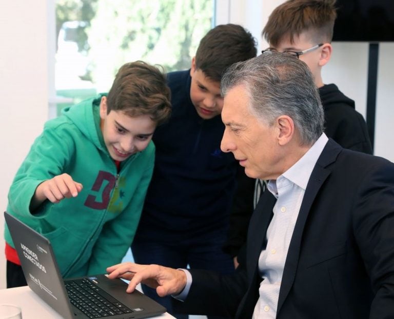 Mauricio Macri con los "Peques del Belgrano"