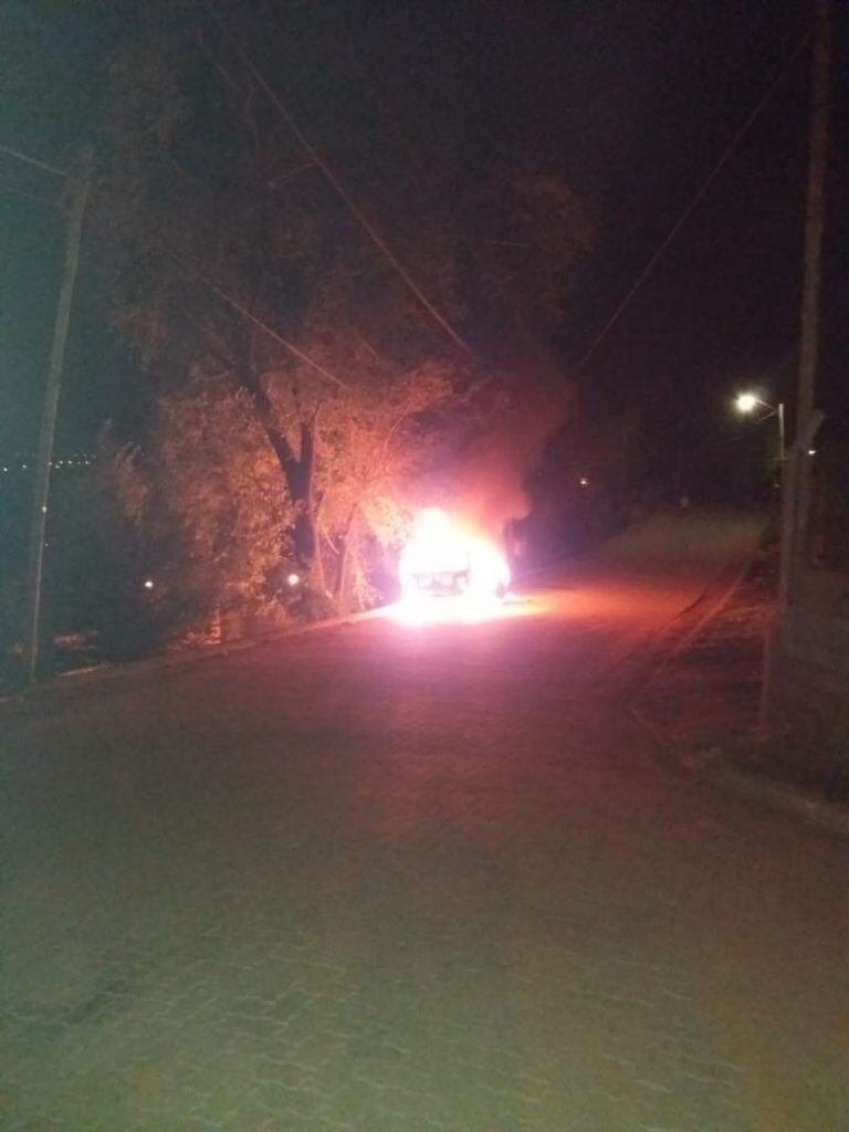 Auto incendiado en Barrio La Quinta