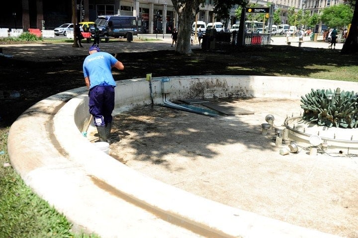 Tareas de limpieza en Plaza de Mayo (crédito: Luciano Thieberger)