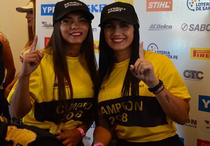 Las promotoras de Renault Sport, celebrando el campeonato de Ardusso tras la final.