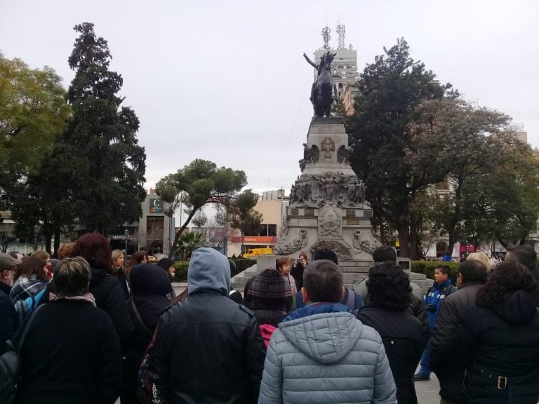 Alumnos de la Diplomatura en Turismo Religioso realizando el recorrido en Córdoba Capital.