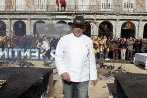 GRA121. MADRID, 22/01/2017.- El chef argentino Francis Mallmann (en la imagen), prepara un almuerzo gratuito para unas 1.000 personas con su técnica de asado patentada 'pollos al hilo', esta mañana en la Plaza Mayor de Madrid, dentro de las actividades organizadas por la Embajada de Argentina, país invitado este año en las ferias Fitur y Madrid Fusión. EFE/Víctor Lerena