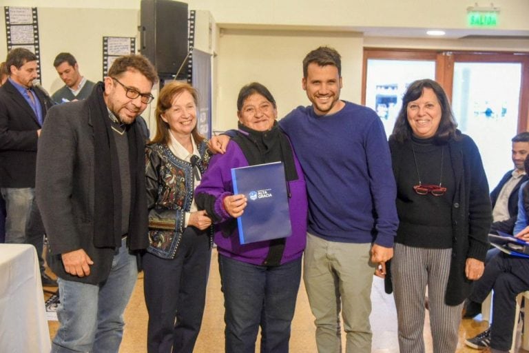 Entrega de inicio de trámites de la unidad ejecutora y de escrituras de viviendas sociales.