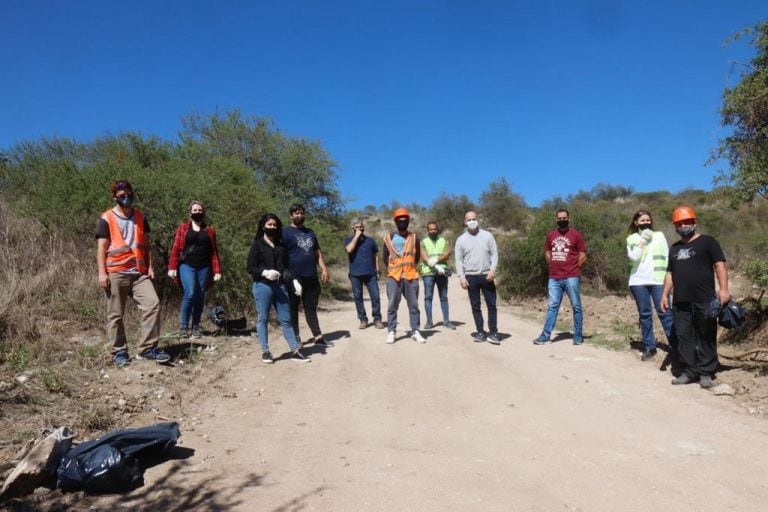 Integrantes del Centro Vecinal y del Municipio en una mañana de limpieza al oeste de Carlos Paz.