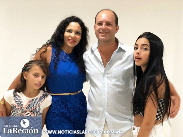 Los Robinson en familia. Rafaela es la menor de las hermanas. La mayor es Lara y aquí posan con sus padres Valeria Paredes y Lucas Robinson. (La Región de Apóstoles)