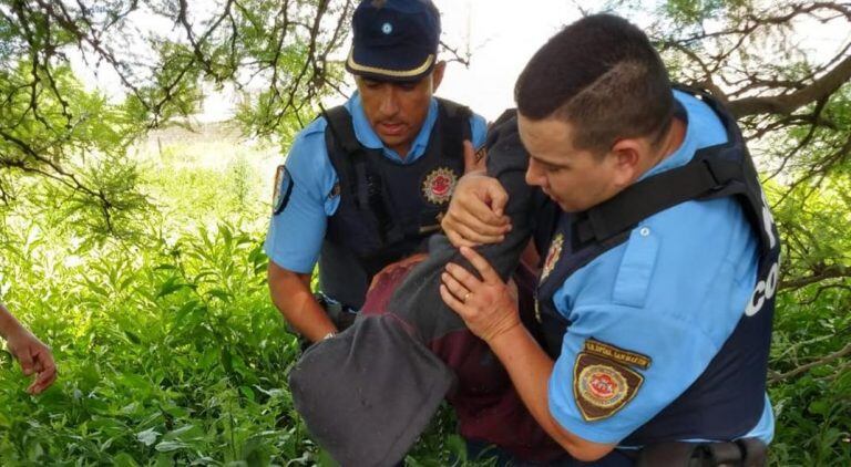 Así fue detenido el agresor de su expareja en VIlla María, luego de que la apuñalara en varias ocasiones en el local donde ella trabaja.