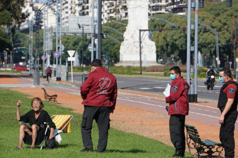 Una mujer mayor salió a tomar sol y se negó a regresar a su casa. (Clarín)