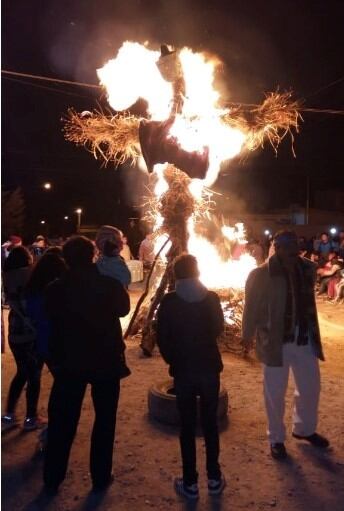 El encendido del muñeco marca el punto de mayor concentración de los fieles y vecinos humahuaqueños reunidos en torno al muñeco de paja y madera.