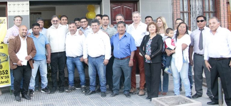 El intendente Jorge y el presidente de la Cooperativa “Alto Taxi”, José María Corrales, junto a funcionarios municipales, miembros de la cooperativa y vecinos del barrio Sargento Cabral, en la inauguración de la primera base de radio taxi del sector.