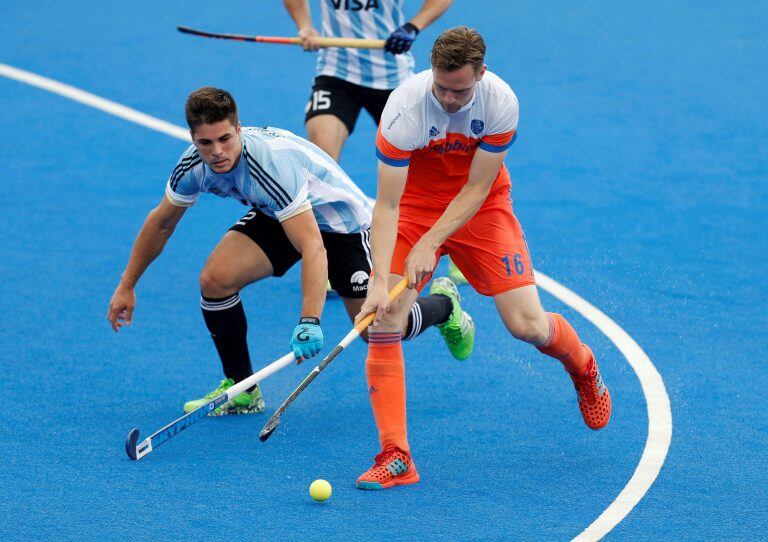 Argentina's Gonzalo Peillat left, and Netherlands' Mirco Pruijser in action during the Men's World Hockey League Semi Final, 3rd/4th place match at Lee Valley Hockey Centre, London, Sunday June 25, 2017, 2017. (Paul Harding/PA via AP) londres inglaterra Gonzalo Peillat Mirco Pruijser campeonato torneo liga mundial de hockey hockey sobre cesped masculino partido seleccion holanda argentina