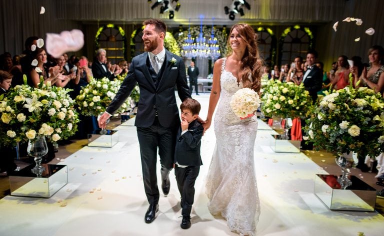 HANDOUT - Lionel Messi, Antonela Roccuzzo junto a su hijo Thiago el 30/06/2017 después de contraer matrimonio en Rosario, Argentina\u002E (Vinculado al texto de dpa \