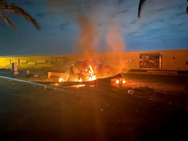 El vehículo en llamas en el Aeropuerto Internacional de Baghdad. (Foto: Prensa del Primer Ministro Iraquí/AP)