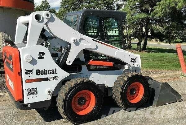 Mini cargadora tipo Bobcat.