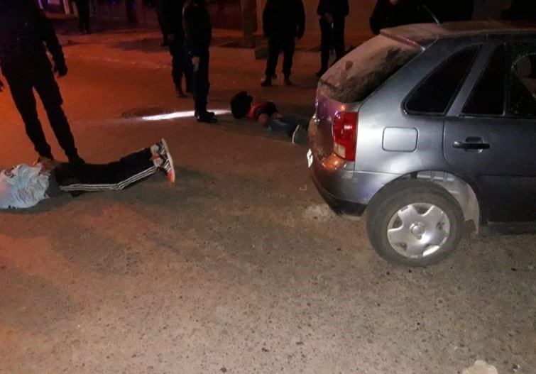 Delincuentes robaron una vivienda familiar y luego se tirotearon con la Policía. (Foto: Época)