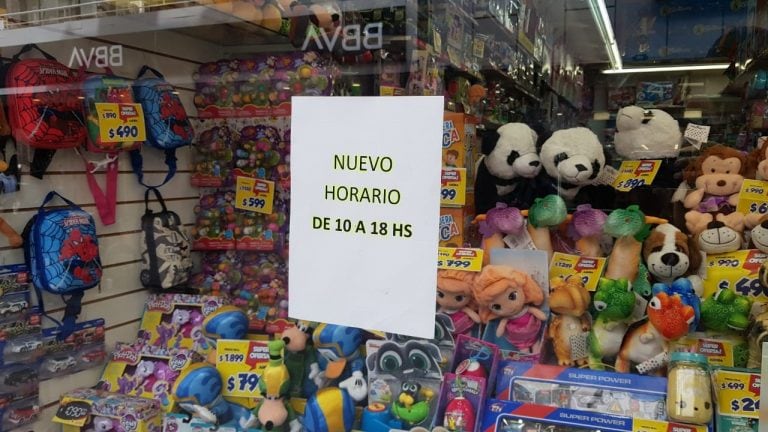 Los comercios del microcentro rosarino implementaron la limitación horaria por la baja en las ventas en tiempo de coronavirus. (Vía Rosario)