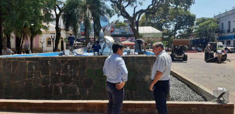 El intendente Leonardo Stelatto supervis trabajos de limpieza y reacondicionamiento en la Plaza 9 de Julio de Posadas. (Misiones Online)