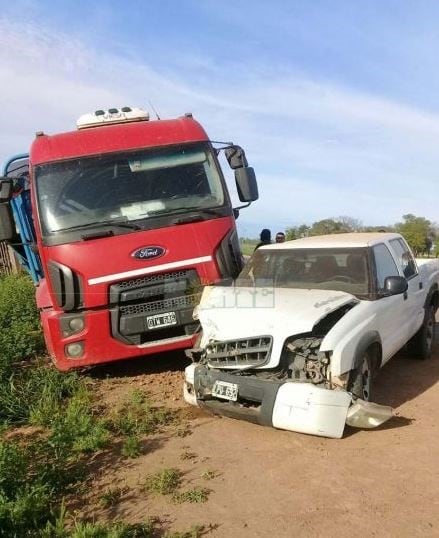 Un choque en cadena terminó con un cargamento de azúcar desparramado en la ruta. (Foto: Diario Norte)