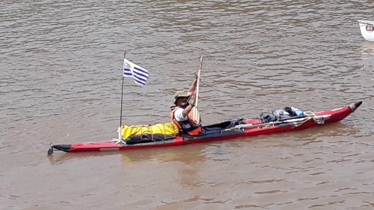 La emoción del remero uruguayo al llegar al final de los 600 kilómetros de travesía náutica.