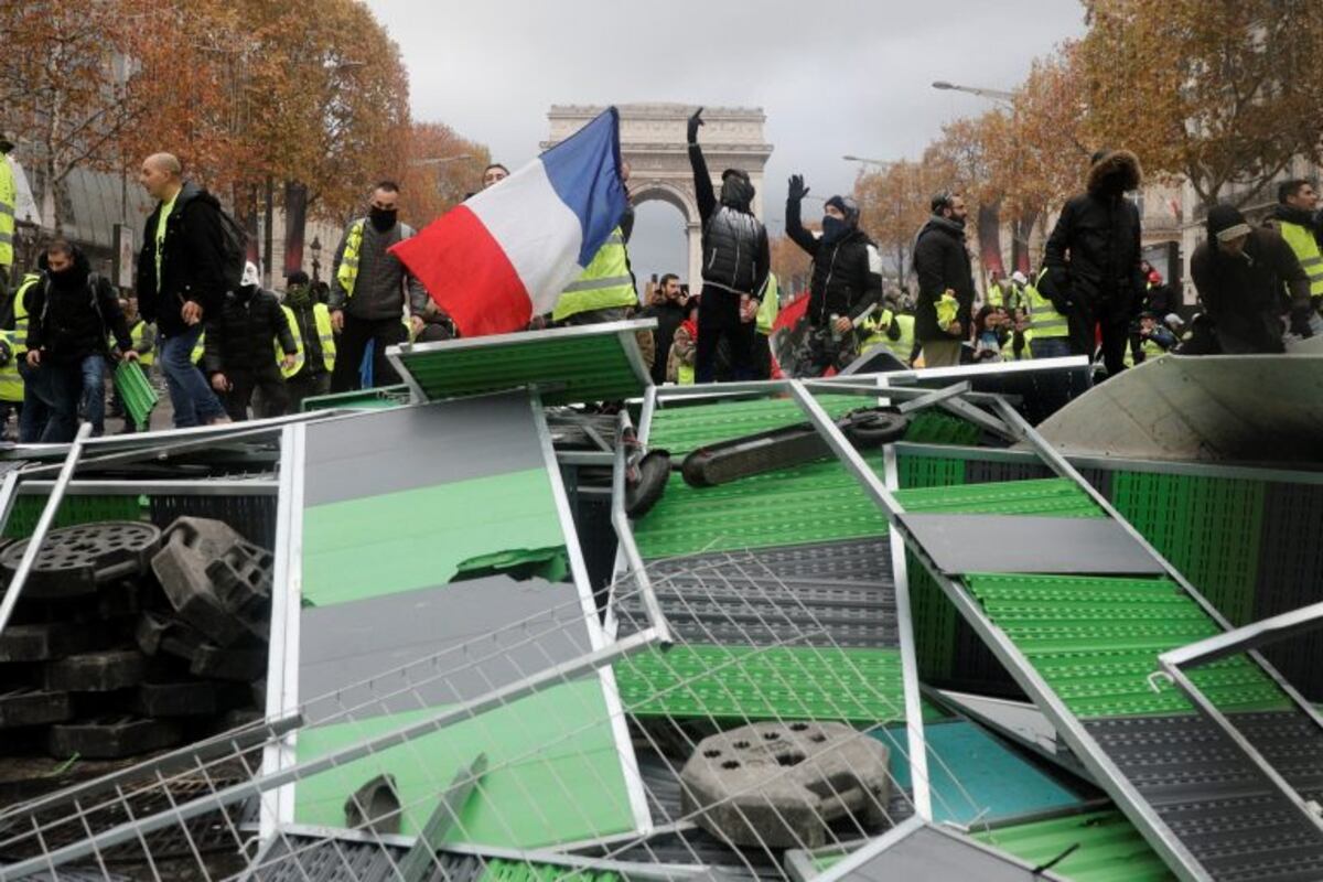 Paris: miles de manifestantes se enfrentaron con la Policía por el aumento de la nafta
