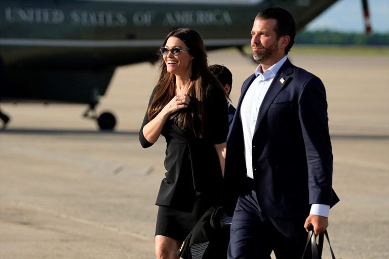 Donald Trump Jr.y Kimberly Guilfoyle que dio positivo coronavirus. (Foto: AP Photo/Evan Vucci, File)