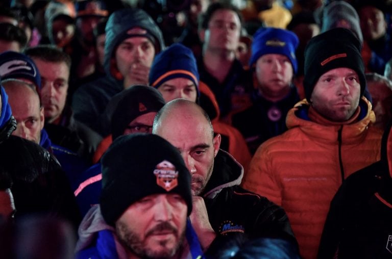 Momento en el que los competidores del Dakar 2020 brindan su homenaje a Goncalves a través de un minuto de silencio.