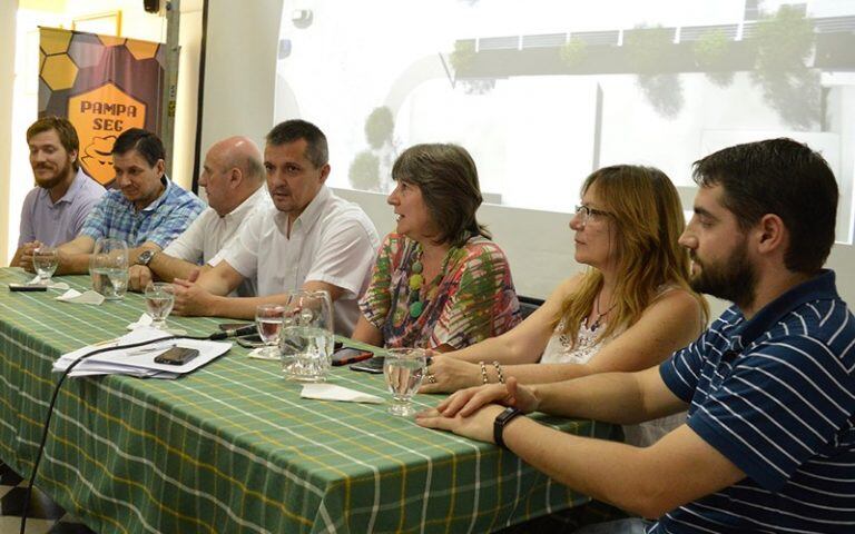 El intendente, junto a la concejala y funcionarios (Municipalidad de Santa Rosa)