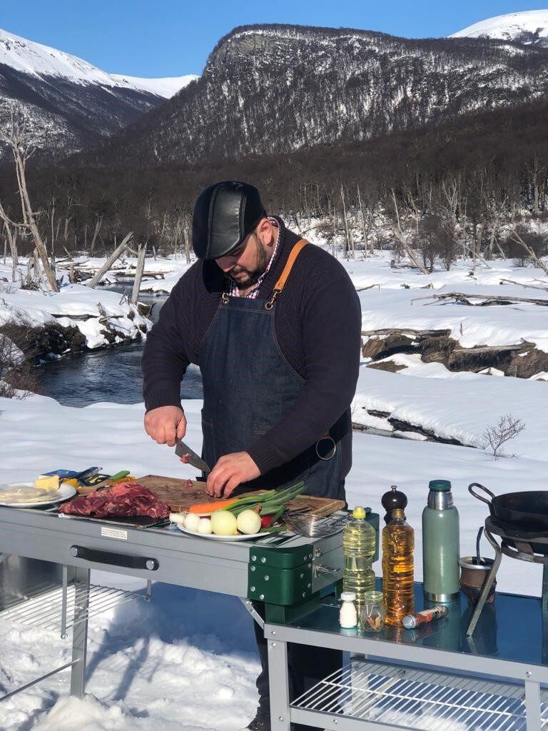 La gastronomía y el turismo van de la mano. En Tierra del Fuego se realizan platos regionales únicos.