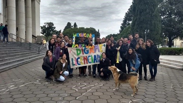 Amigos y familia del joven