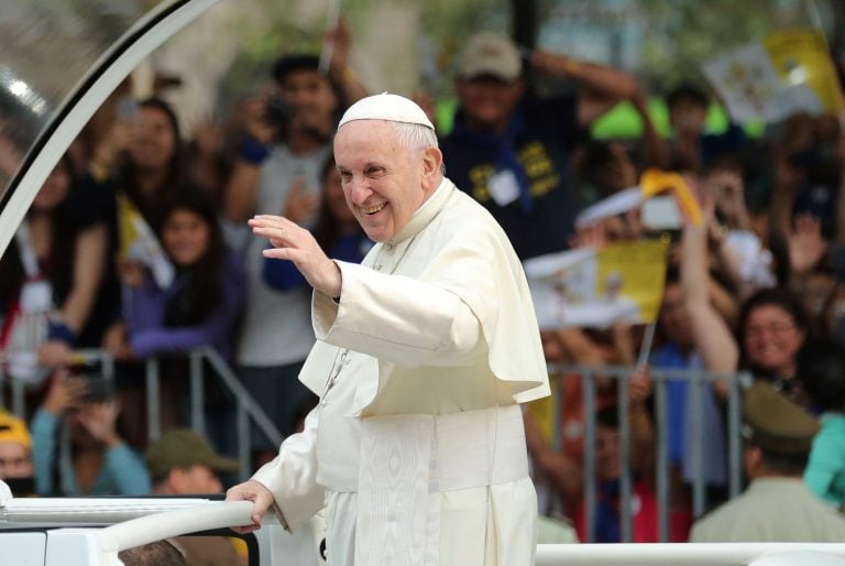 MDU02. SANTIAGO (CHILE), 15/01/2018.- El papa Francisco saluda desde el papa móvil hoy, lunes 15 de enero de 2018, por las calles de Santiago (Chile). El pontífice realiza una visita de tres días a Chile y luego viajará a Perú. EFE/Mauricio Dueñas Castañeda