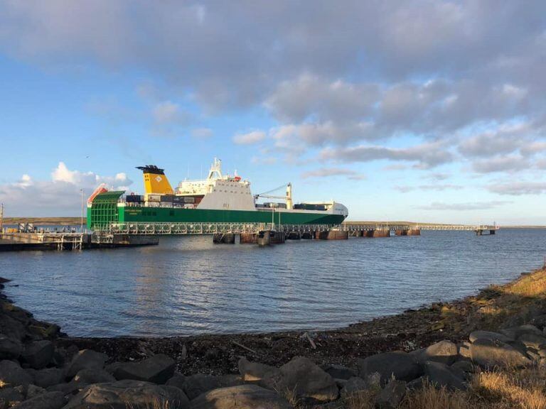 El "Hartland Point" amarrado en Mare Harbour.