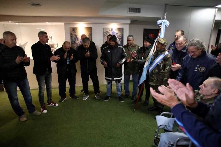 Entrega de carnets de socios honorarios de Newel's a Veteranos de Malvinas