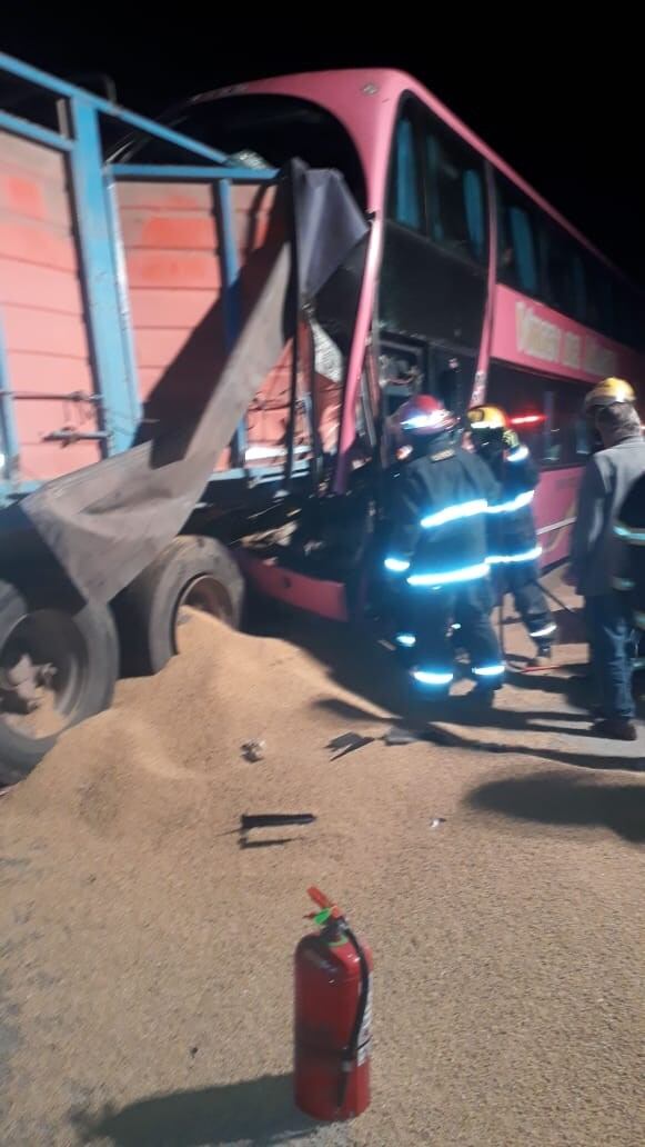 Accidente entre camión y ómnibus