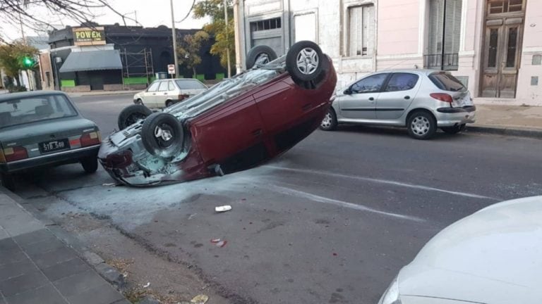 Conducía borracho y terminó volcando