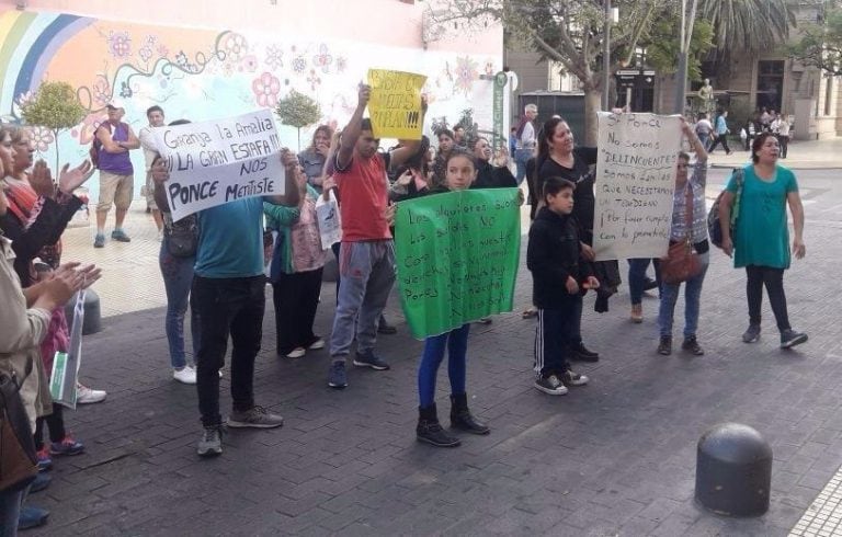 Vecinos protestaron frente al Municipio de San Luis