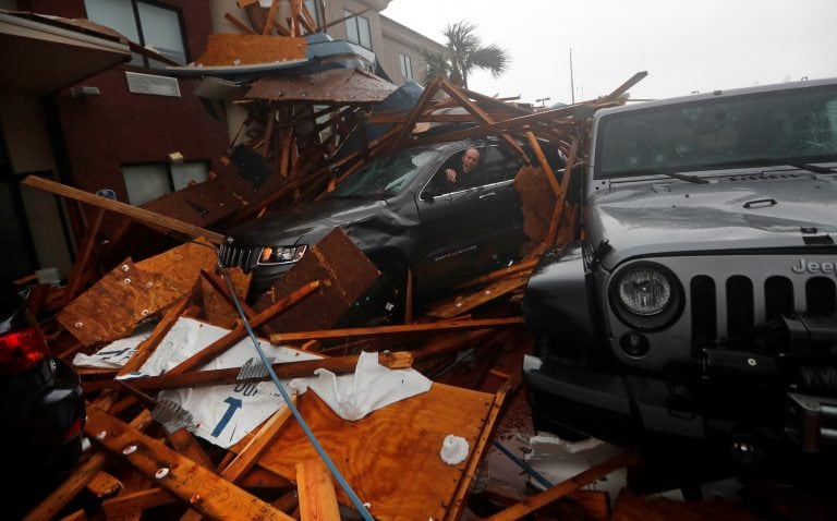 Michael generó los primeros destrozos en su llegada a Florida. Foto: AP.