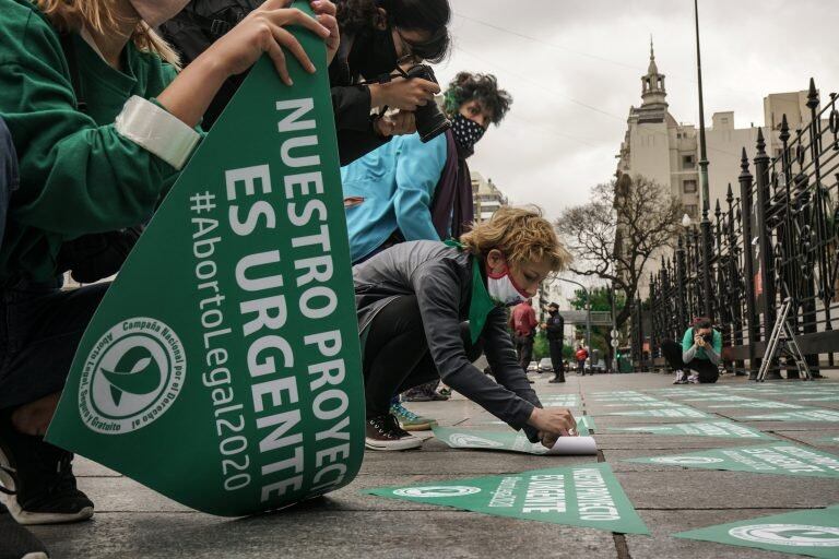 Manifestación de agrupaciones feministas frente al Congreso para exigir el tratamiento de la ley de Interrupción Voluntaria del Embarazo (Foto: Twitter)