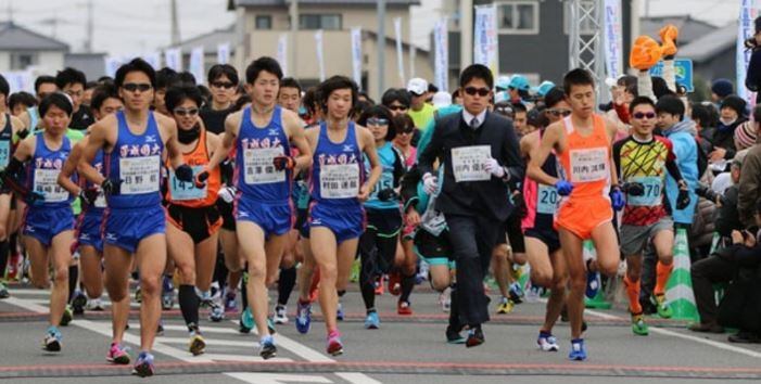 Yuki Kawauchi de traje y corbata.